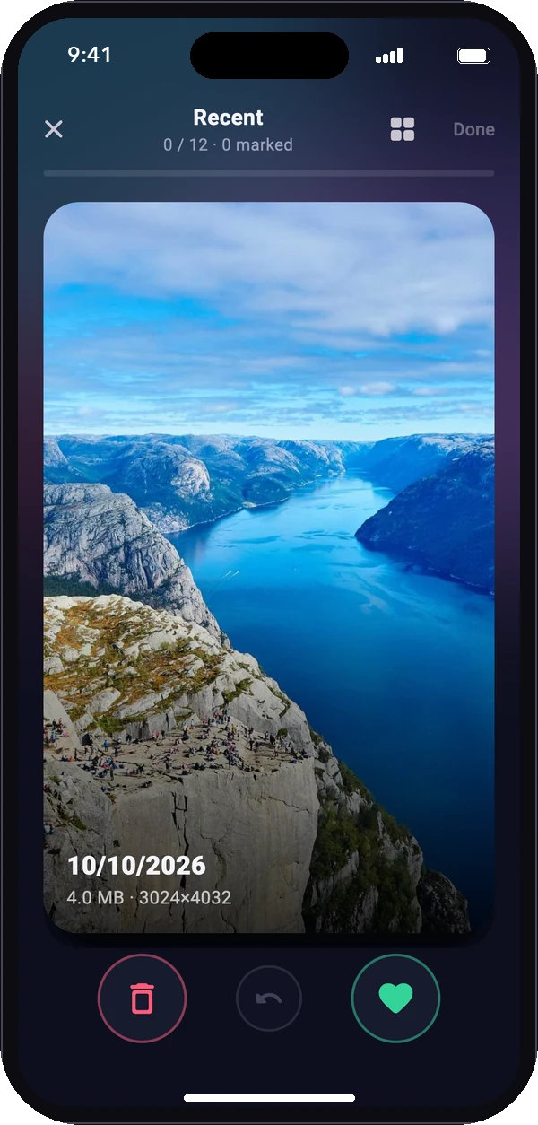 Swipe screen: a photo card with delete and keep buttons